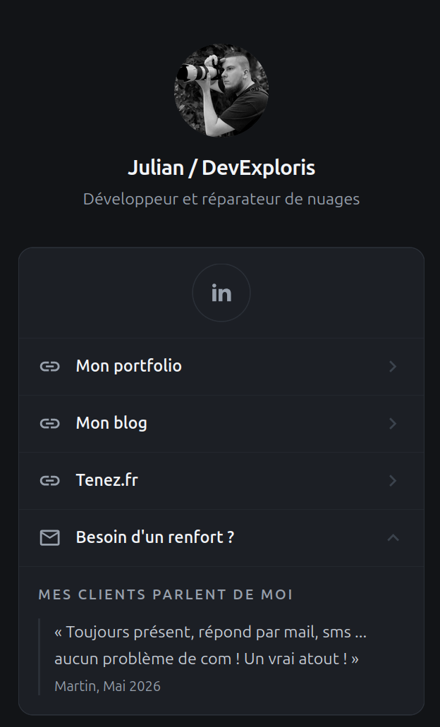 La carte de Julian, développeur : sa photo, ses liens, un formulaire de contact et l'avis d'un client, sur un thème sombre.