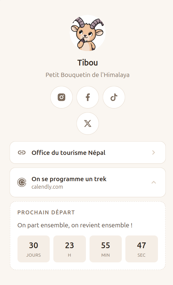 La carte de Tibou, la mascotte de tenez.fr : ses réseaux, un lien de réservation de trek et un compte à rebours avant le départ, sur un thème clair et chaud.